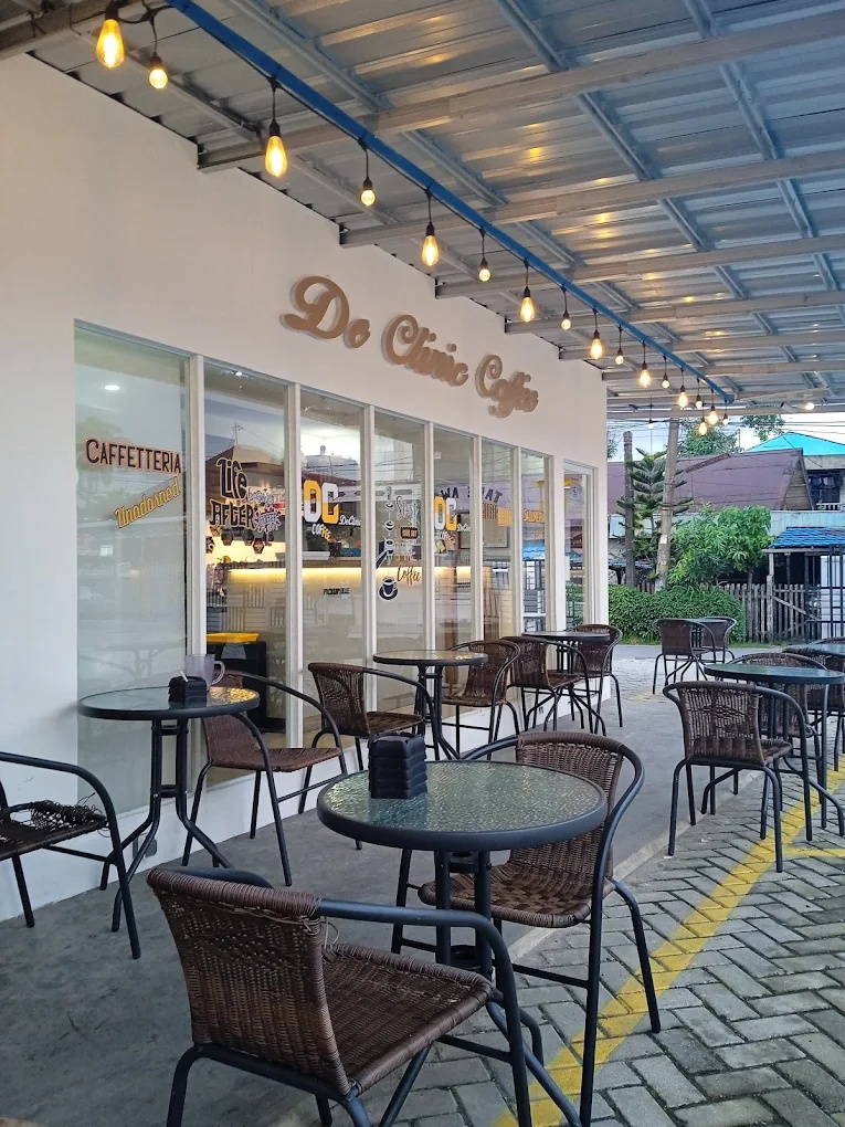 Outdoor seating De Clinic Coffee